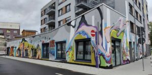 Die Fassade des Seniorenzentrums Unterneustadt in Kassel bringt Menschen zusammen. Das hat die Lebensqualität der Bewohnerinnen und Bewohner nachhaltig bereichert.