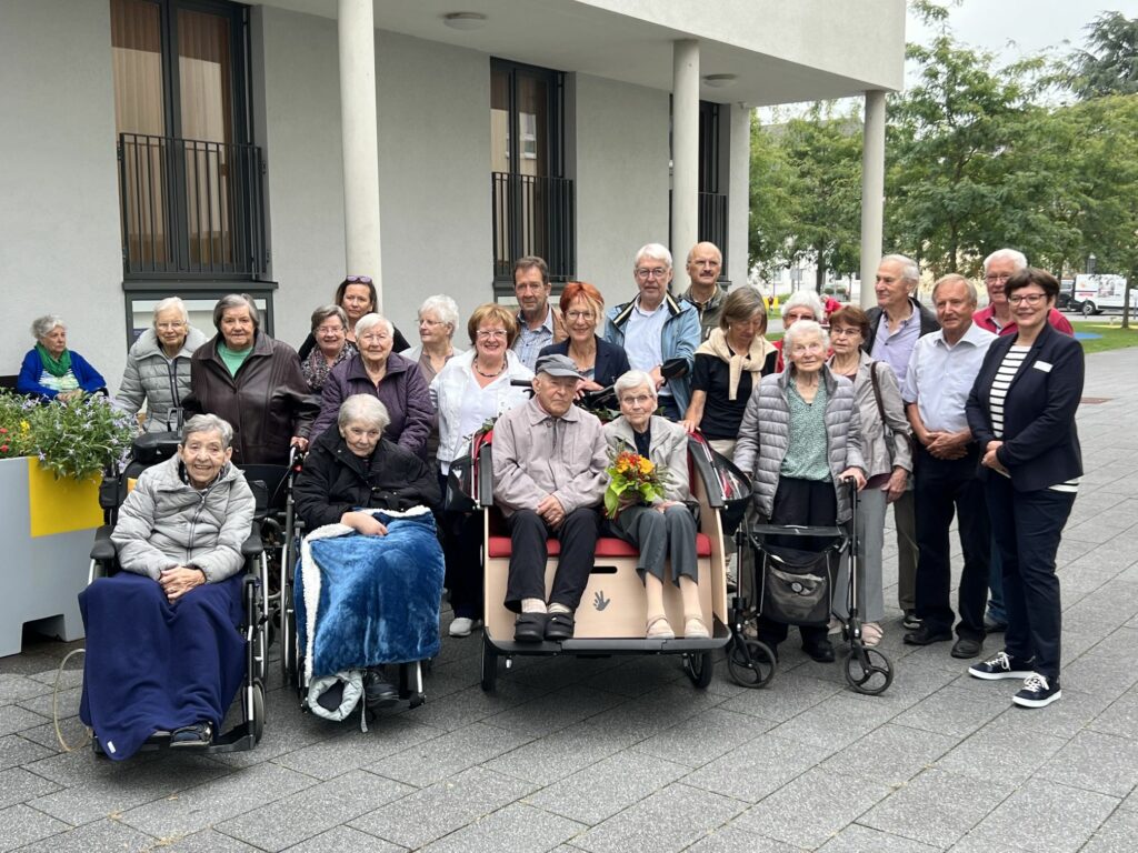 Jetzt kann´s offiziell losgehen: Alle Akteure freuen sich auf viele gemeinsame Ausfahrten mit der Rikscha.