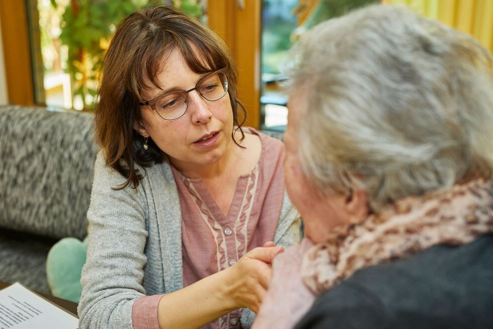Jüngere und ältere Dame im Gespräch