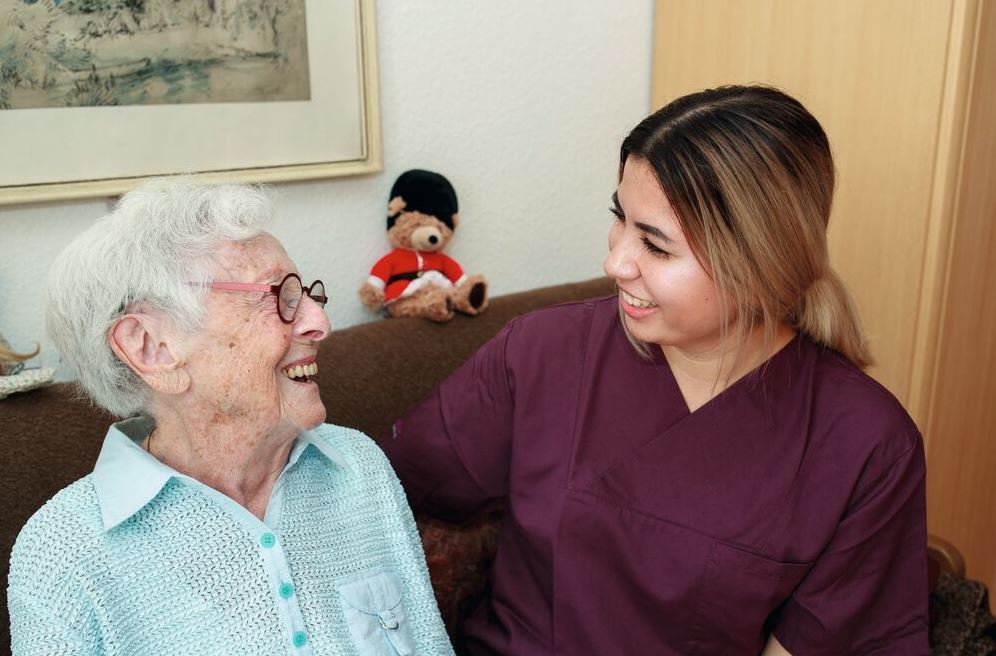 junge Betreuungskraft mit Bewohnerin