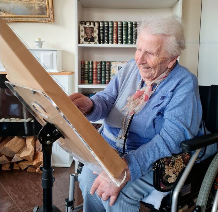 Seniorin mit Tischharfe