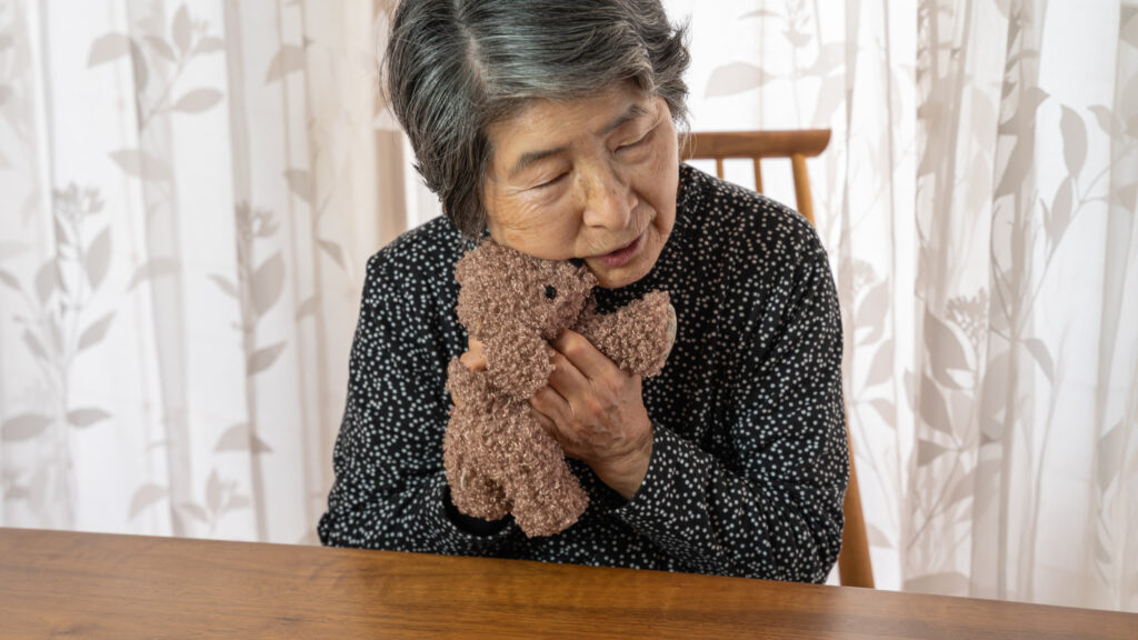 Seniorin mit Stofftier