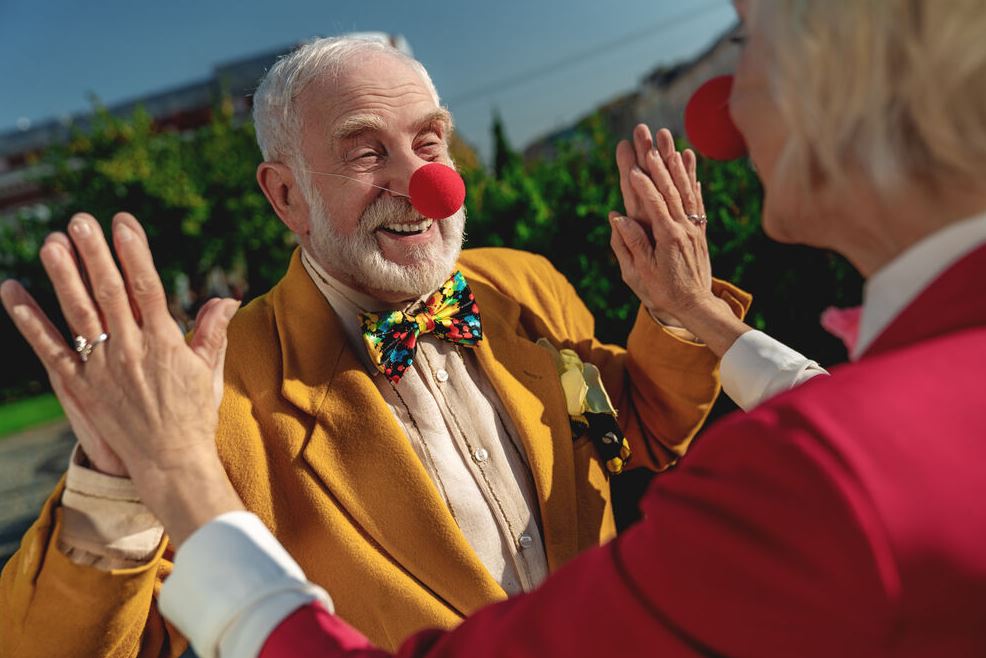 Paar mit Clownsnasen amüsiert sich