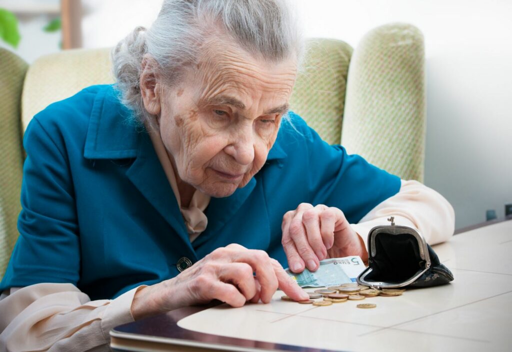 Seniorin zählt Geld