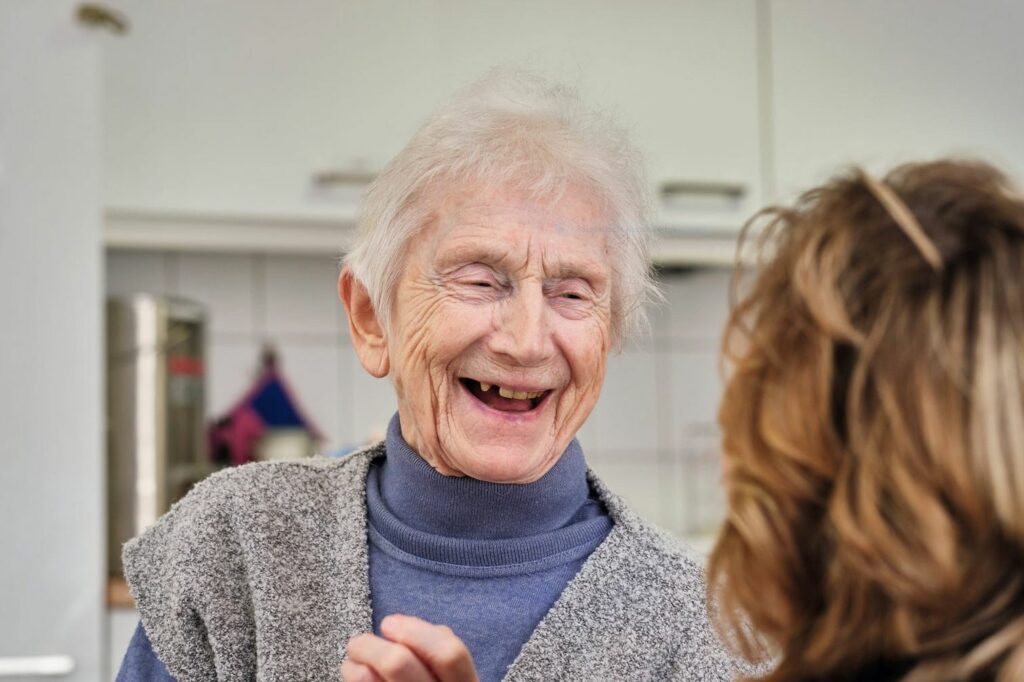 Seniorin lacht