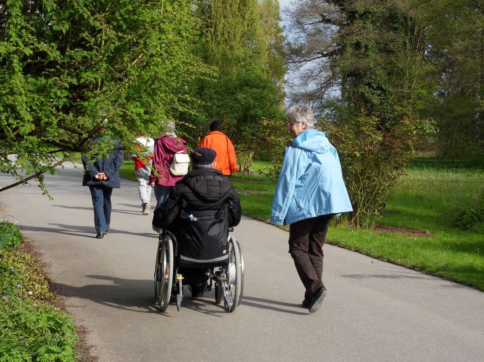 Spaziergang mit Rollstuhl