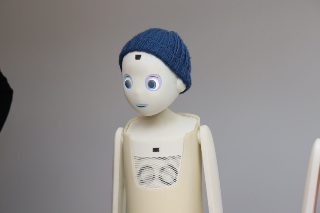 Navel ist ein sozialer Roboter. Er ist innovativ und nutzt die Möglichkeiten von künstlicher Intelligenz. Er kann mit Menschen interagieren, deutet Gesichter, Stimme oder Bewegungen und reagiert. Mit der Zeit kann sich Navel Menschen merken, Gespräche führen und Witze erzählen.