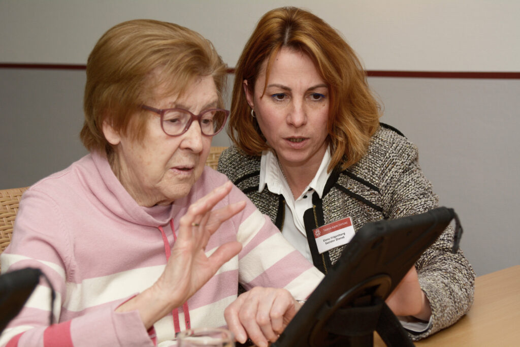 Bewohnerin und Betreuerin am Tablet