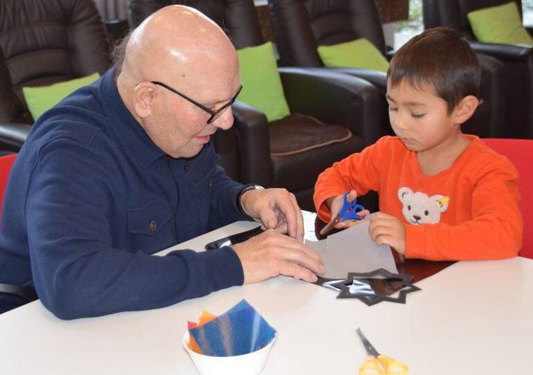 Senior und Kind basteln gemeinsam
