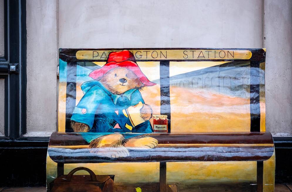 Paddington wartet auf einer Bank