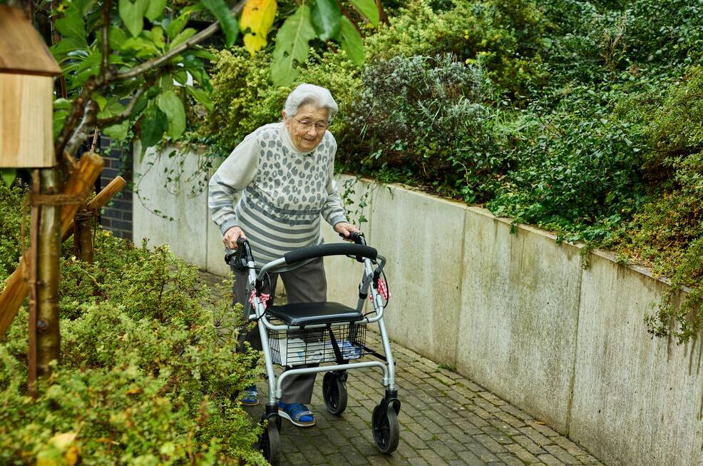 Spaziergang mit Rollator