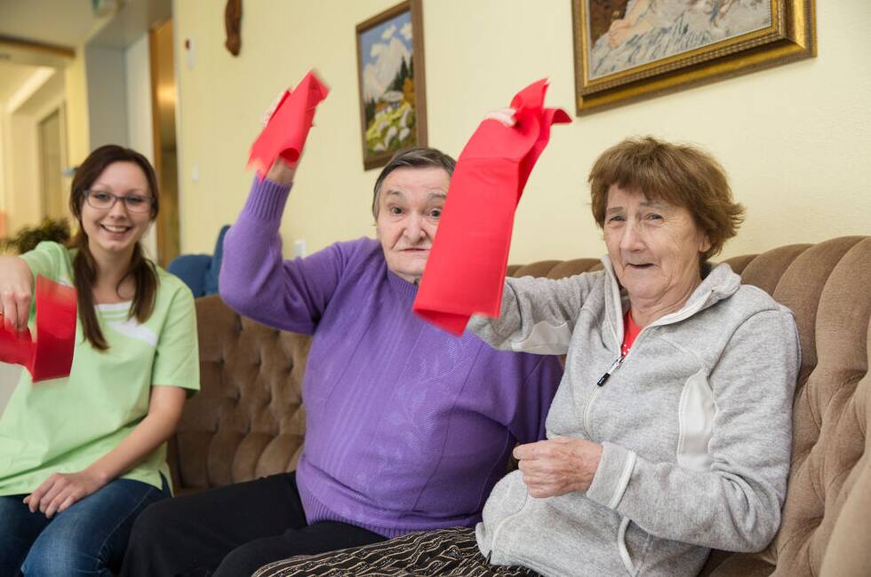 Seniorinnen schwingen Tücher