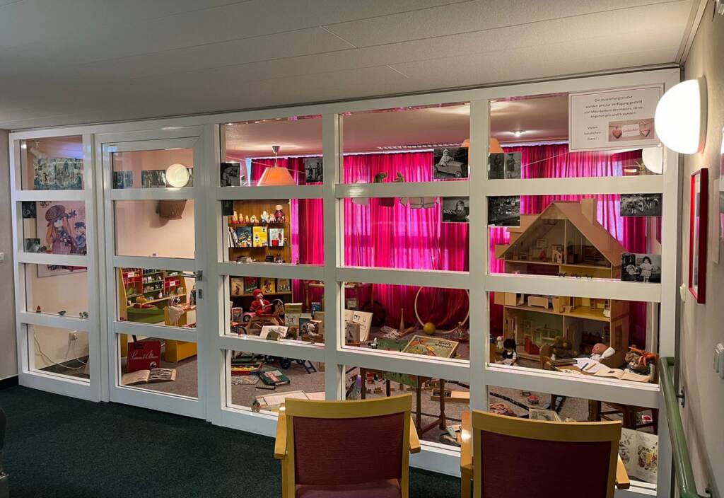 Ein Schaufenster voller Erinnerungen im BRK-Seniorenwohnen "Am Bruderwald" in Bamberg.
