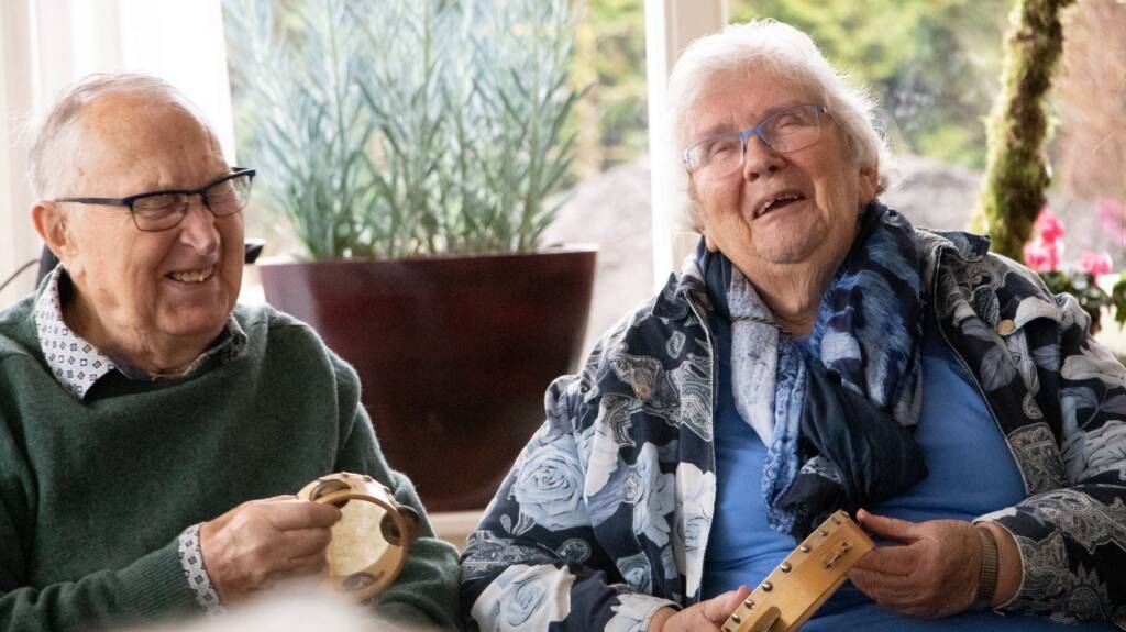 Seniorin und Senior mit Rhythmusinstrumenten