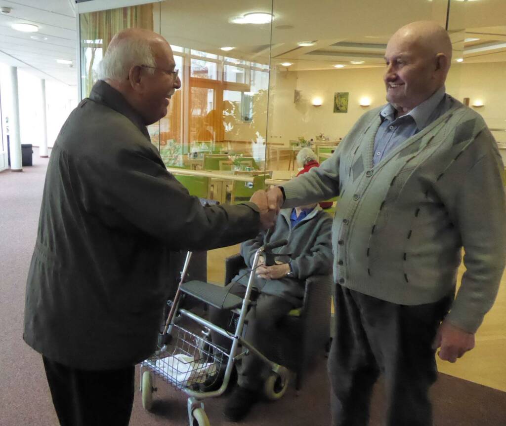 Siegfried Genal (links) kennt nahezu jeden Bewohnenden im Haus der Pflege Ulrichspark und tauscht mit vielen, wie hier mit Erich Seitter, ein persönliches Wort aus.