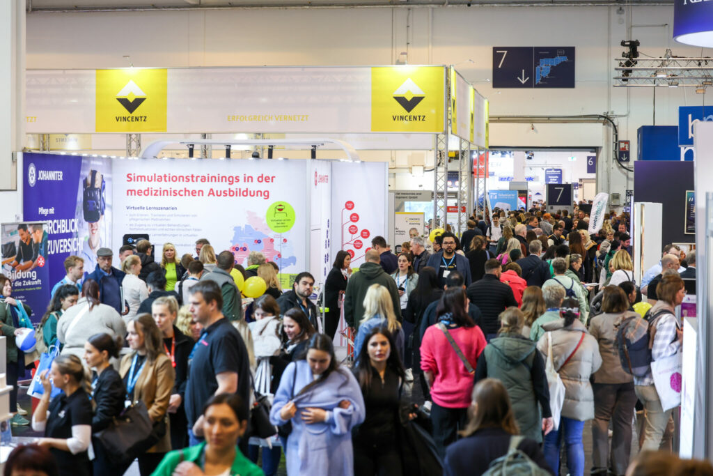 Volle Messehallen bei der ALTENPFLEGE Messe.