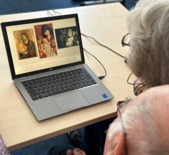 Senior:innen betrachten Kunst am PC