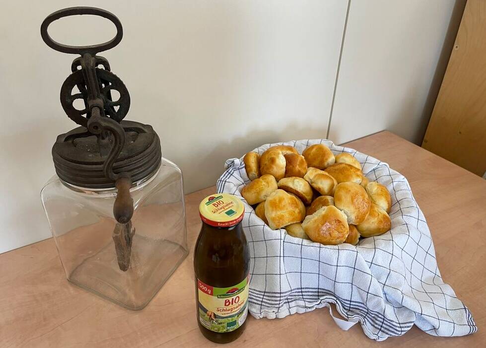 Butterfass, Sahne, Brötchen