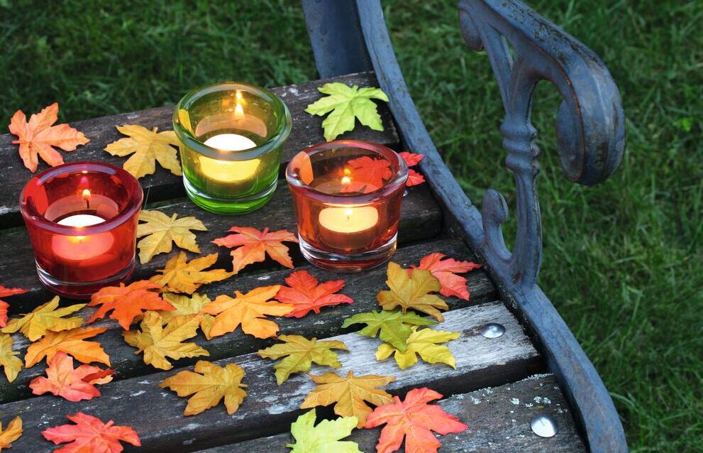 Kerzen auf Herbstbank