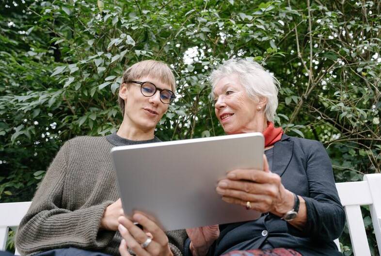 Der Arbeitsbereich Altersmedizin der Goethe-Universität führt eine wissenschaftliche Studie durch zur neuen App ARTEMIS Digital des Frankfurter Städelmuseums. Die App wurde eigens für Menschen mit Demenz entwickelt.