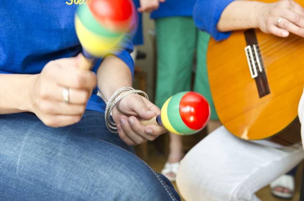 Musik mit Rasseln und Gitarre