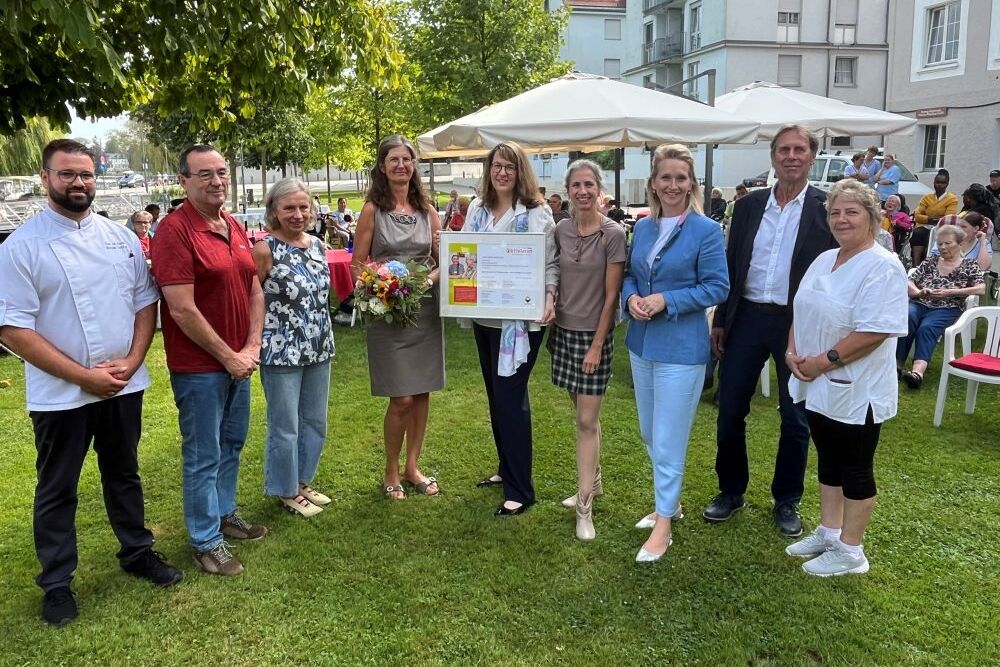 Anke Franke, Geschäftsführerin und Heimleiterin des Maria- Martha-Stift in Lindau (4.v.l.) hat mit ihrem Team den Aktivieren Preis 2024 geholt. Zu den Gratulant:innen gehörten auch die Oberbürgermeisterin der Stadt Lindau, Dr. Claudia Alfons (3.v.l.) und der stellvertretende Landrat des Kreis Lindau, Max Strauss (2.v.r.). Aktivieren Chefredakteurin, Miriam von Bardeleben (Mitte) und Aktivieren Redakteurin Thordis Gooßes (4.v.r.) hatten Blumen, Urkunde und ein Preisgeld von 3000 € mitgebracht.