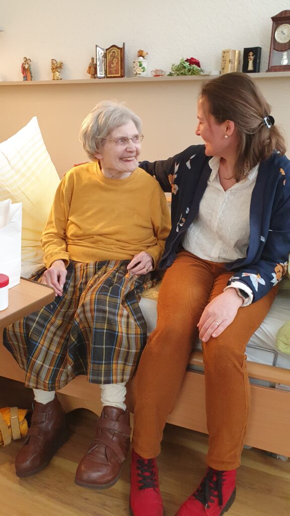 Antje Völkle (r.) im Gespräch mit Bewohnerin Martha Auer.