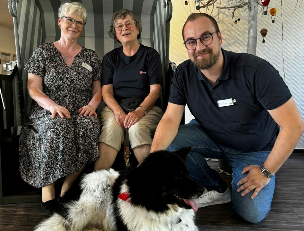 Besuchsdienst im AWO Altenwohnzentrum: Maren Borchardt (Koordinatorin der sozialen Betreuung, l.), Hanne Fischer-Voigt mit Yarka und Einrichtungsleiter Stefan Seidl haben die Kooperation verstetigt.