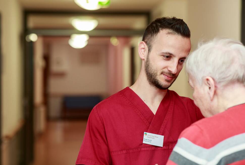 Gespräch zwischen Senior und Mitarbeiter