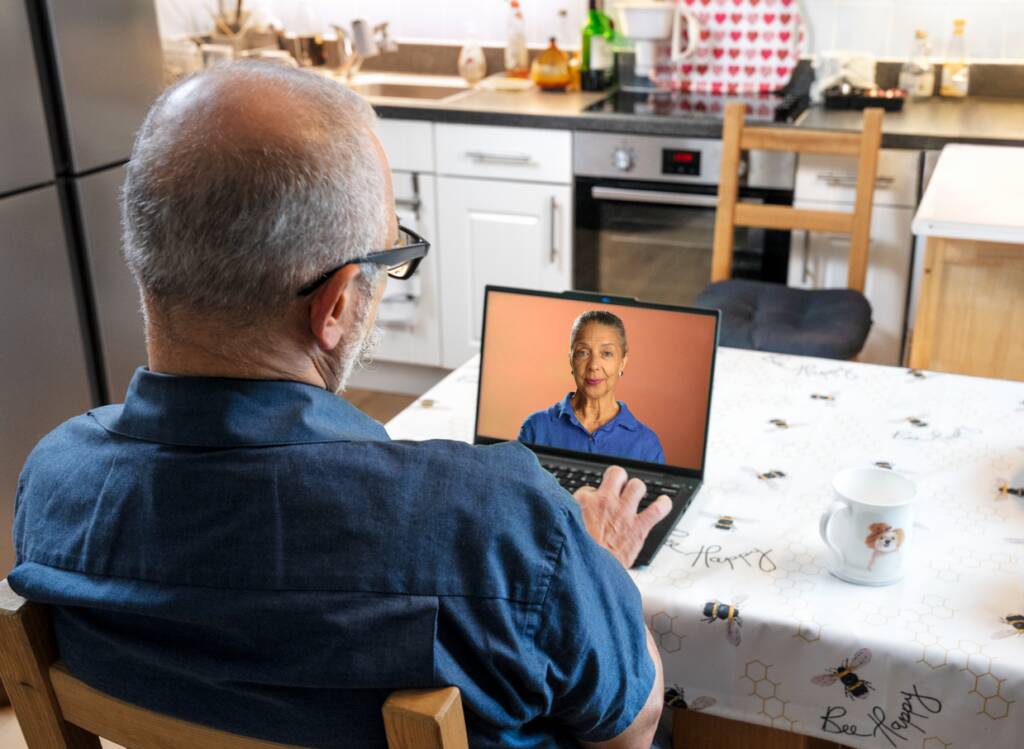Ein Fokusgruppen-Teilnehmer des Lenovo-Projekts spricht mit dem "Alzheimer Intelligence" Avatar "Liv".