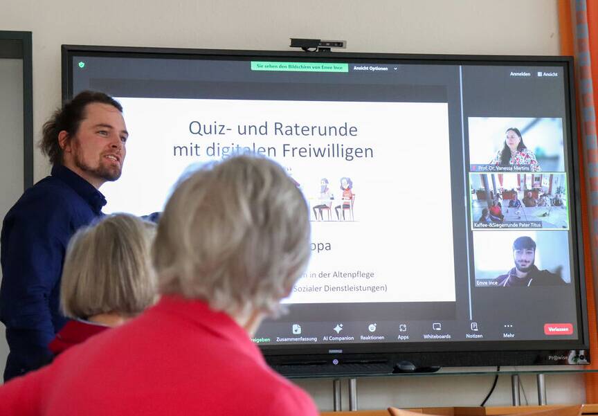 Bei der ViVerA-Veranstaltung in der Pater-Titus-Stiftung in Vechta konnten die Bewohner:innen an einer Quizrunde per Videokonferenz teilnehmen.