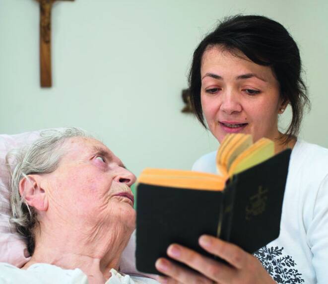 Betreuerin liest aus Bibel vor