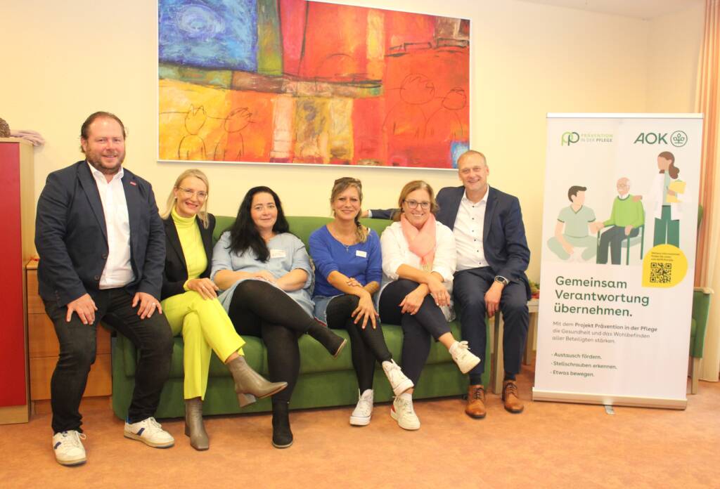 Die Gesundheitsprävention für Mitarbeitende und Pflegebedürftige ist ihr gemeinsames Ziel (von links): Roland Hund (Regionalleitung), Christiane Petersen-Schweitzer (AOK – Die Gesundheitskasse Bodensee-Oberschwaben), Madlen Häusler (Pflegedienstleitung), Maria Leanza (künftige Gesundheitsmanagerin), Yvonne Denzler (Einrichtungsleitung) und Markus Packmohr (Geschäftsführer AOK – Die Gesundheitskasse Bodensee-Oberschwaben).