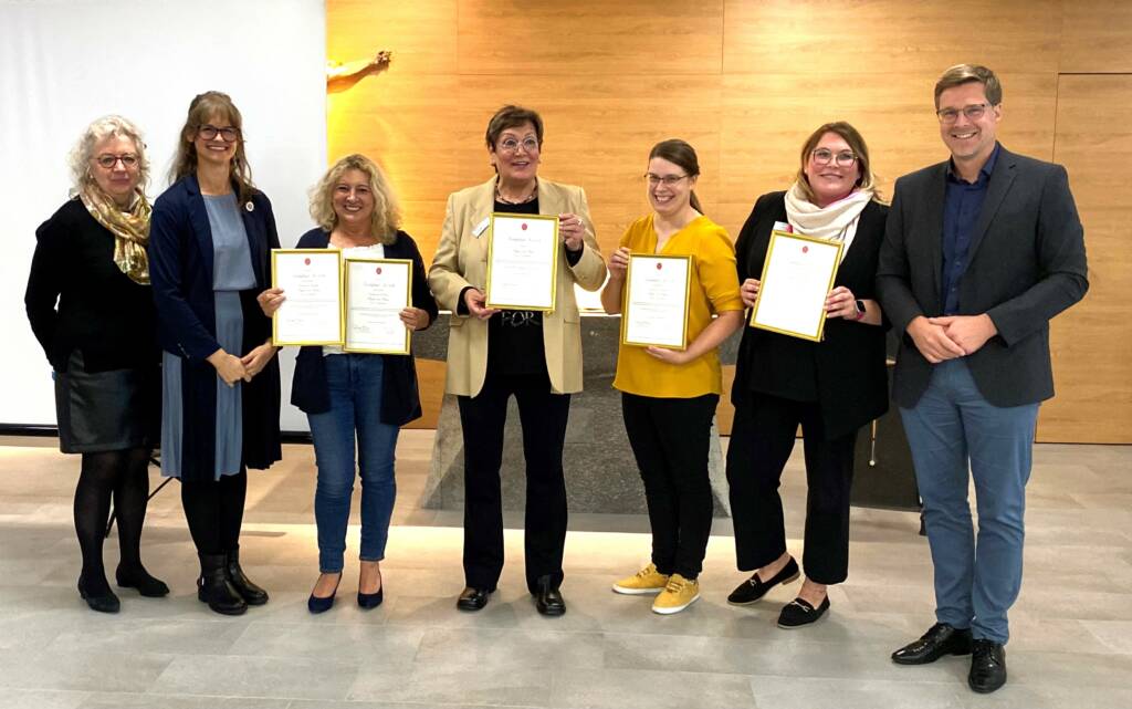 Vertreterinnen der Silviahemmet Stiftung aus Schweden, deren Vorsitzende Königin Silvia ist, überreichten im Rahmen einer Feierstunde das Zertifikat an das Altenwohn- und Pflegeheim Papst Leo Haus.