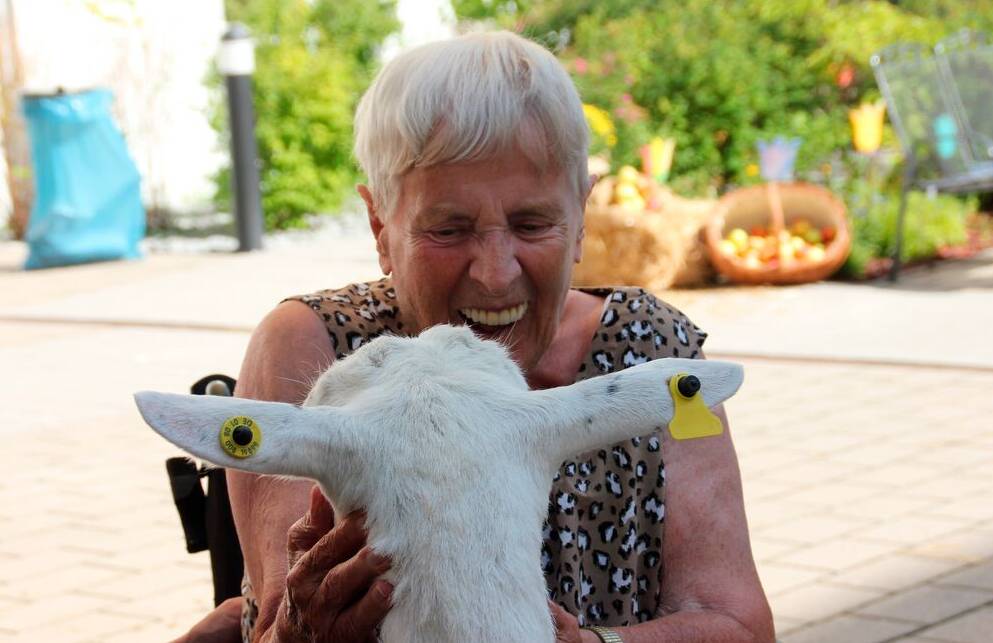 Seniorin mit Ziege