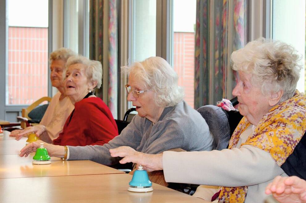 Seniorinnen spielen Handglocken