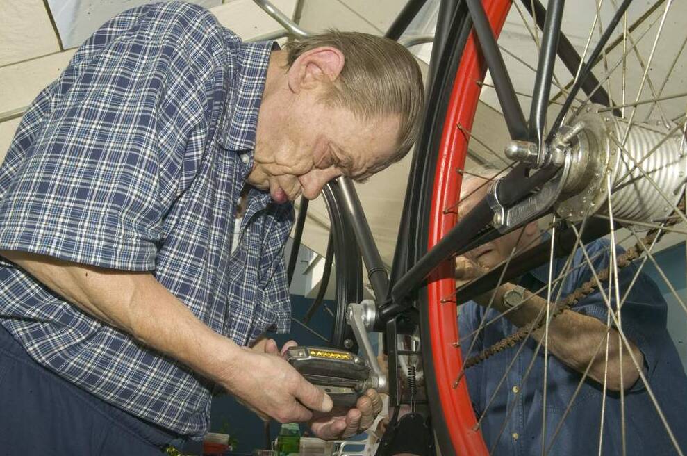 Senio in Fahrradwerkstatt