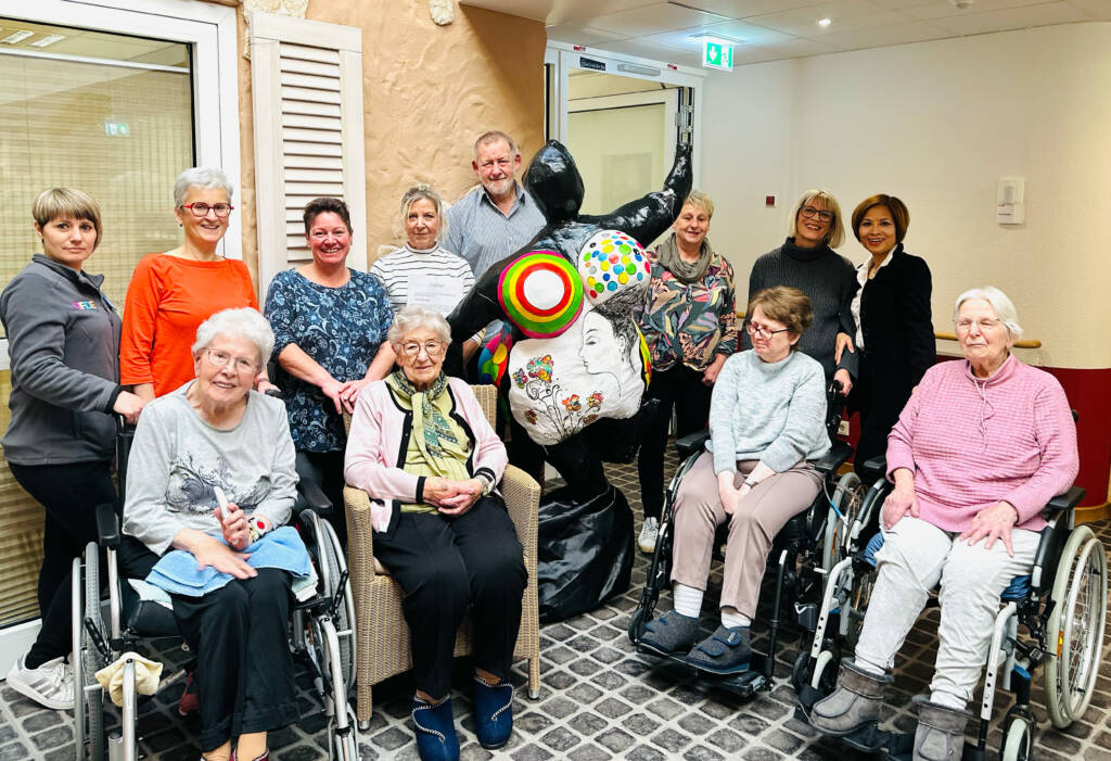 Startschuss für das vom Land Hessen geförderte Projekt „Pflegeheim – Mitten im Leben“. Das Betreuungsdienst-Team um Minh Luis (Zweite von rechts) und um Gerlinde Kielburger (Dritte von rechts) vom Kulturverein Landenhausen machten als Hommage an die Nana-Figuren der französischen Künstlerin Niki de Saint Phalle Skulpturen der Lebensfreude zum Gegenstand einer generationenübergreifenden Kreativwerkstatt.