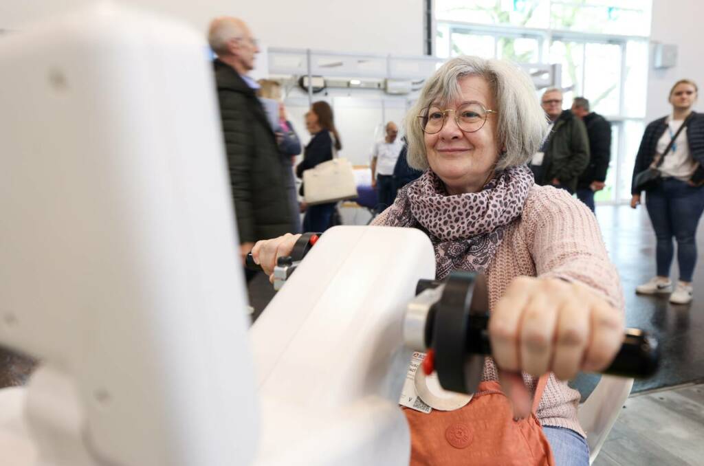 Seniorin radelt mit den Händen