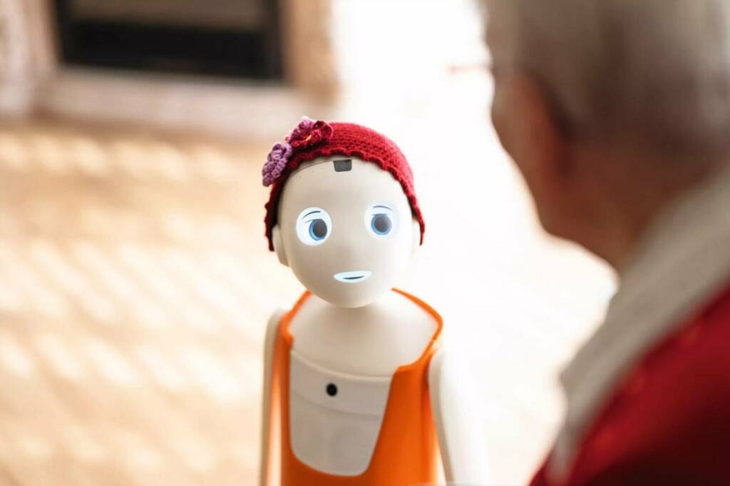 Sozialer Roboter mit Seniorin