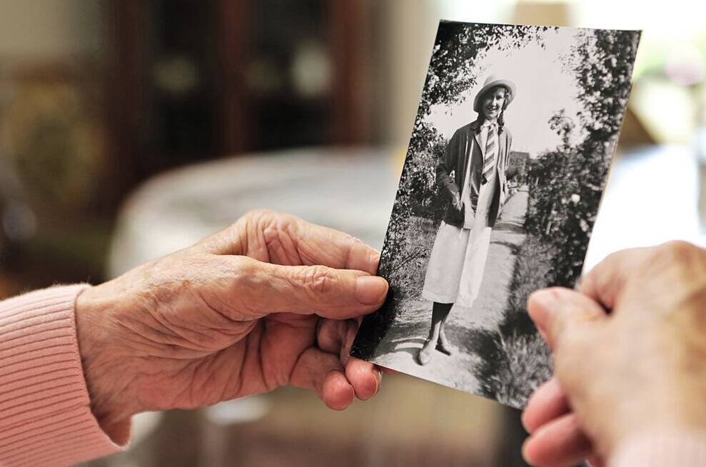 Seniorin betrachtet altes Foto