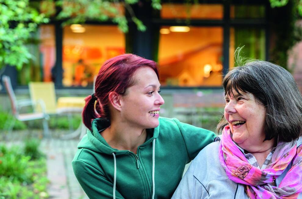 Zwei Frauen im Gespräch