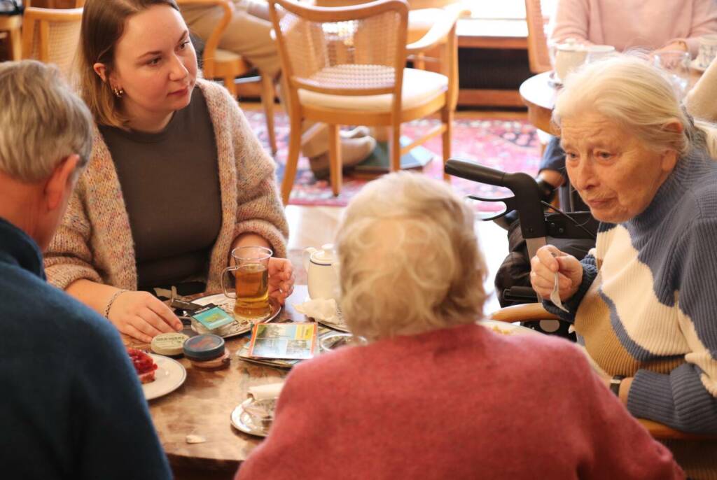 Studierende im Austausch mit Senior:innen
