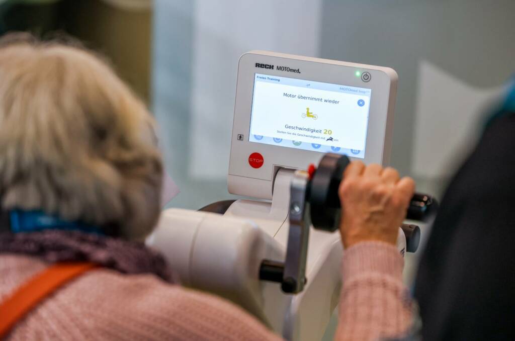 Seniorin trainiert