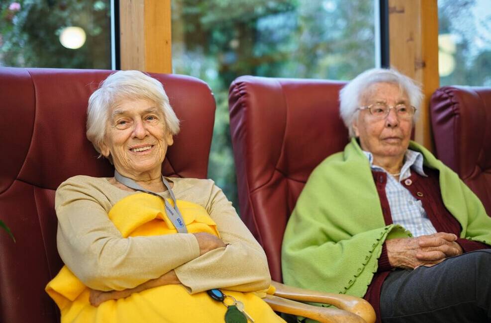 Seniorinnen im Sessel