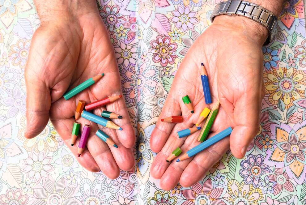 Buntstifte in Hand