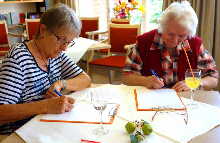 Seniorinnen beim Schreiben