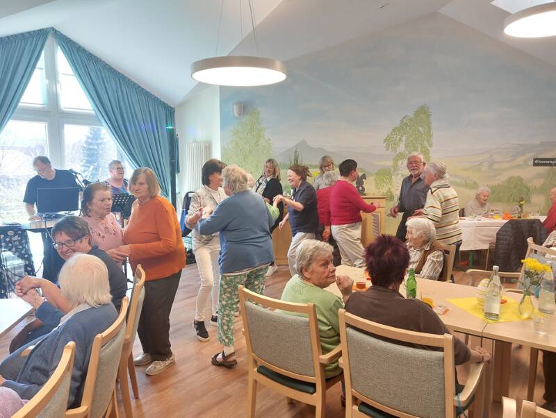Das monatliche Tanzcafé des Netzwerks Demenz bietet Seniorinnen und Senioren die Gelegenheit, durch Musik vergangener Jahrzehnte sich wieder in die eigene Jugend zu versetzen und in Erinnerungen zu schwelgen.