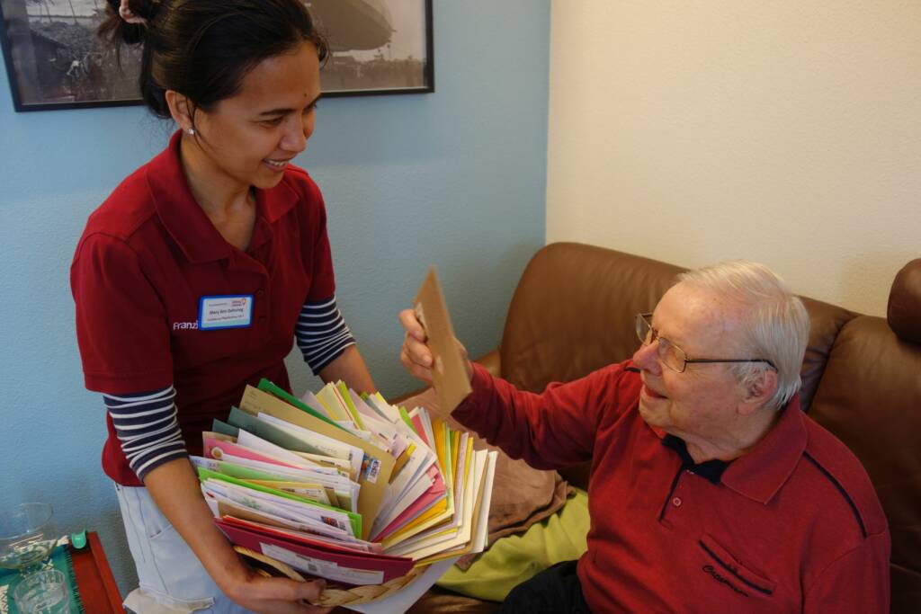 Senior mit Briefen