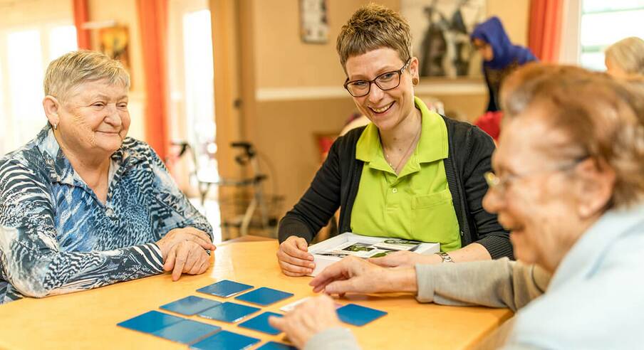 Senior:innen spielen ein Kartenspiel